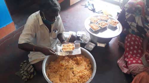 Un homme prépare des rations de riz